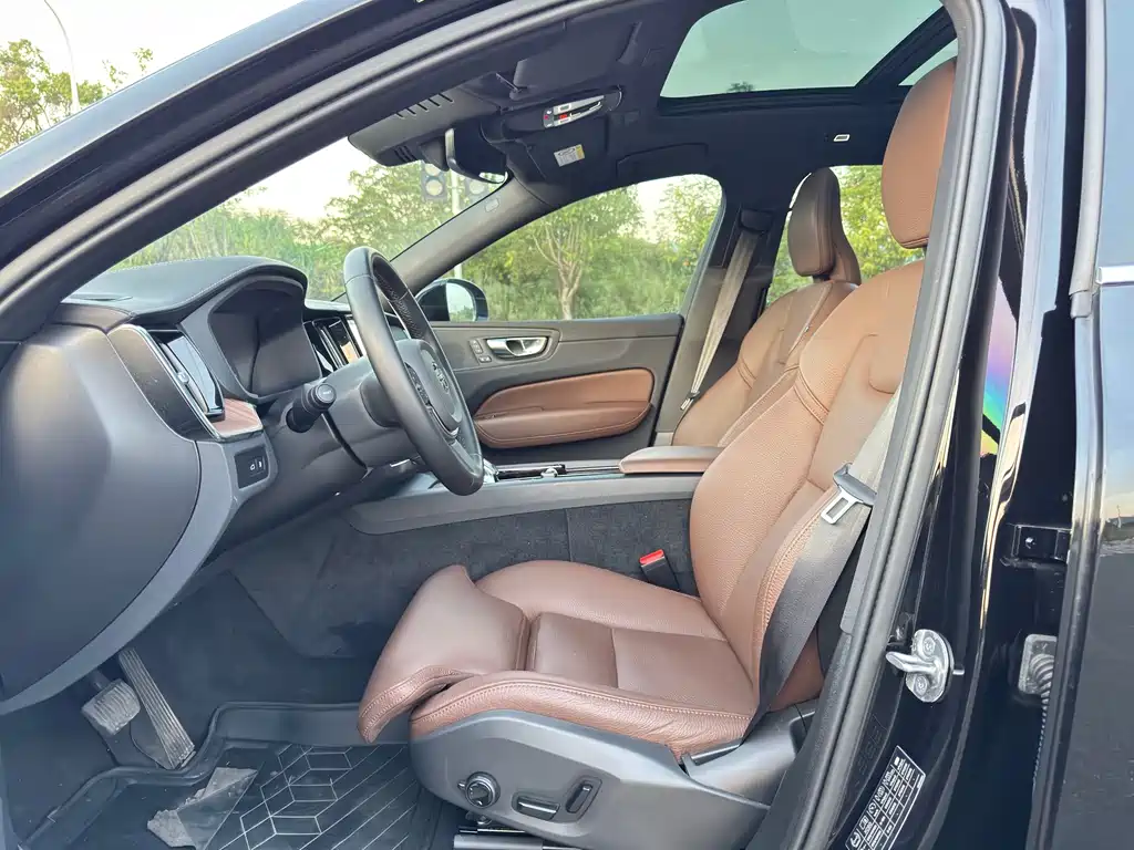 Volvo XC60 PHEV — миниатюра 11