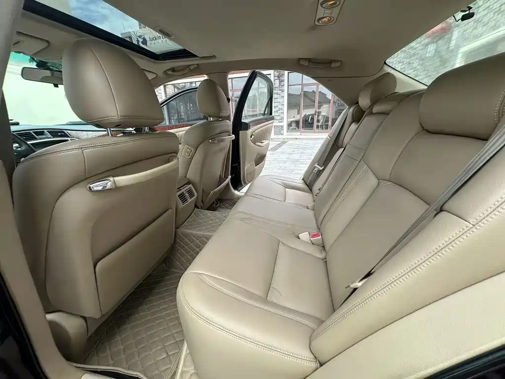 Toyota Crown — миниатюра 7