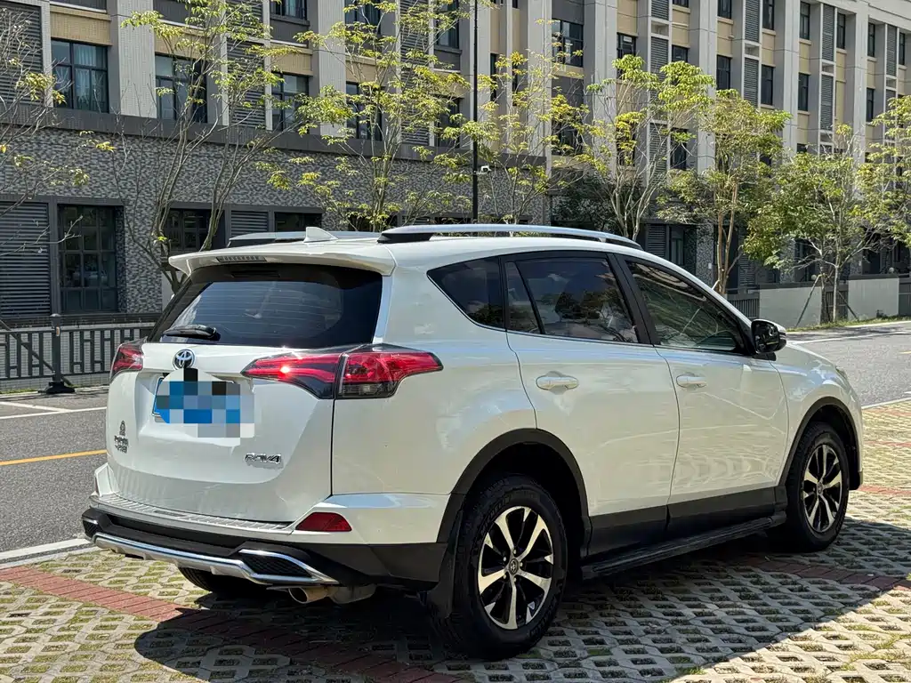 Toyota RAV4 — миниатюра 7