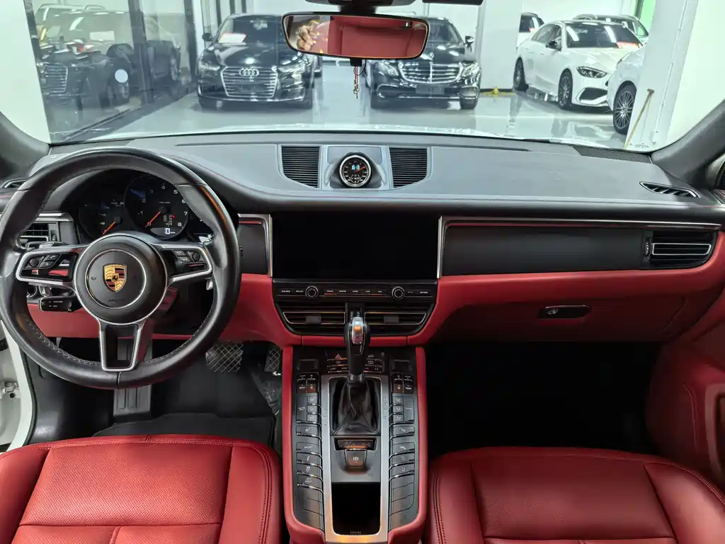 PORSCHE MACAN