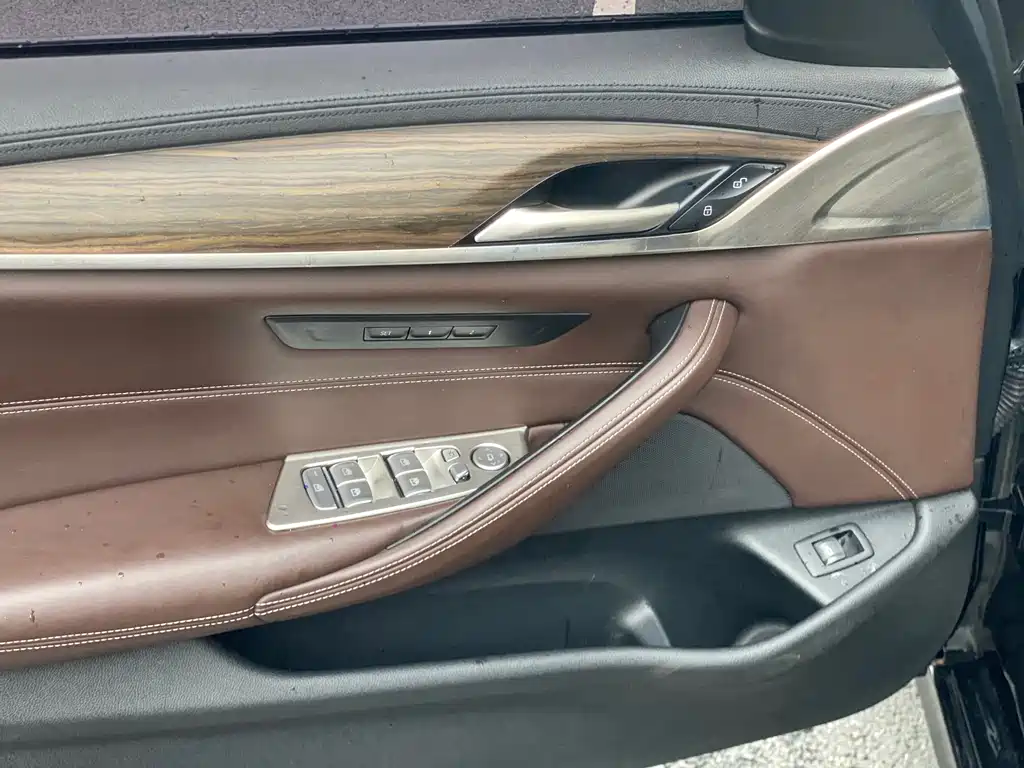 BMW 5 Series — миниатюра 7