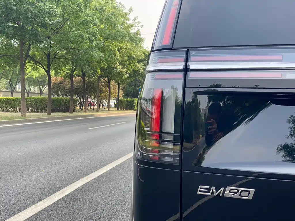 Volvo EM90 2025 Ultra мест