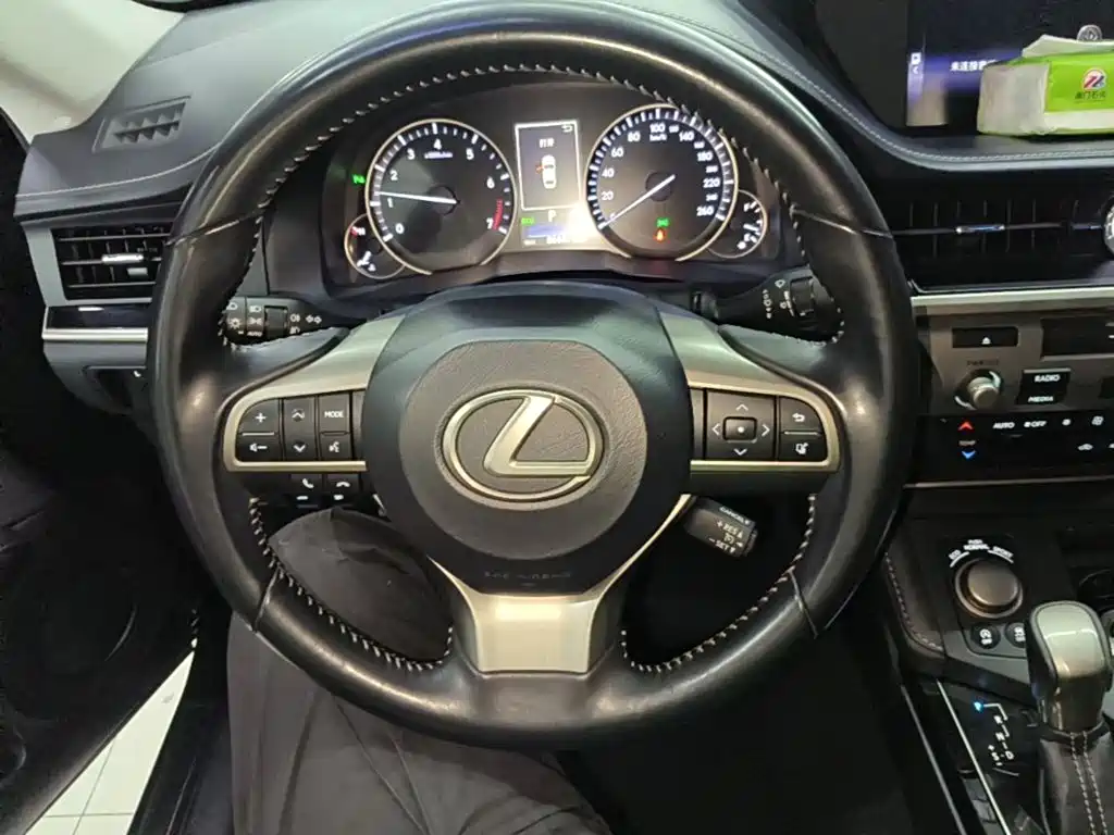 Lexus ES — миниатюра 11