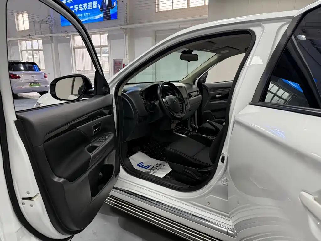 MITSUBISHI OUTLANDER