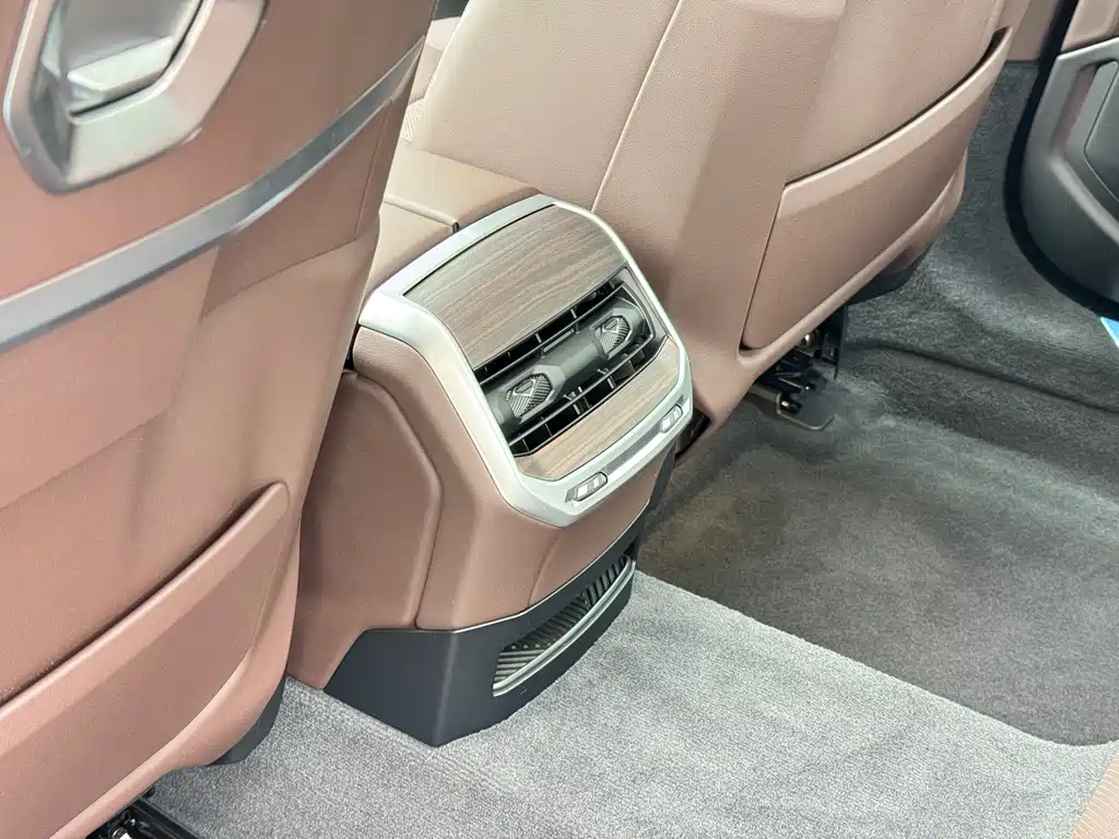 BMW 7 Series — миниатюра 10