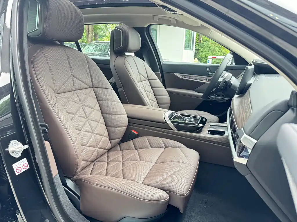 BMW 7 Series — миниатюра 21