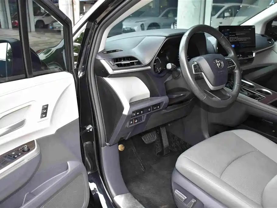 Toyota Granvia 2.5L Hybrid Premium Edition, фото 6
