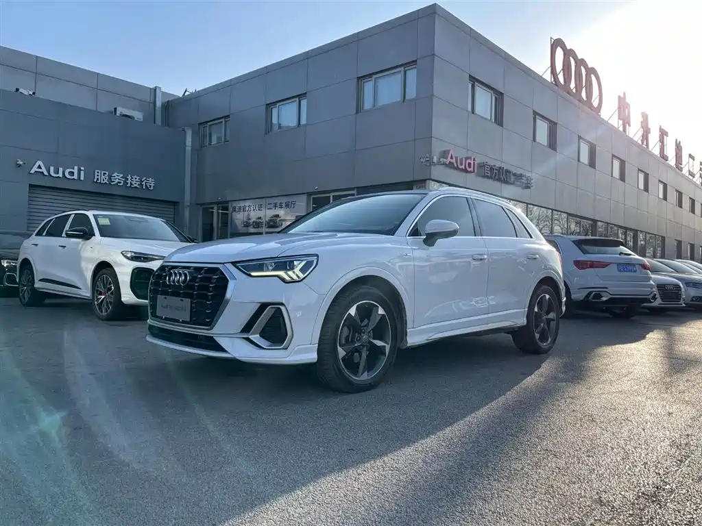 AUDI Q3