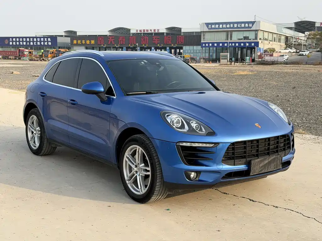 PORSCHE MACAN