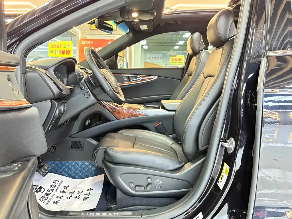 LINCOLN NAVIGATOR (IMPORT)