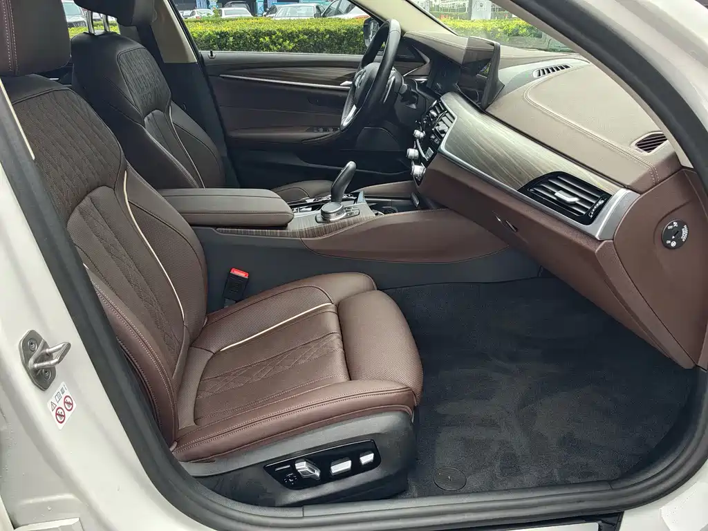 BMW 5 Series — миниатюра 5