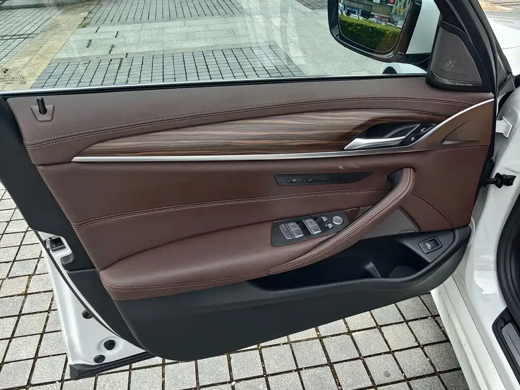 BMW 5 Series — миниатюра 9