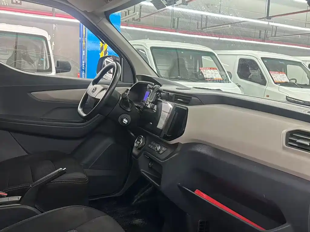 SAIC MAXUS CHASE EV30