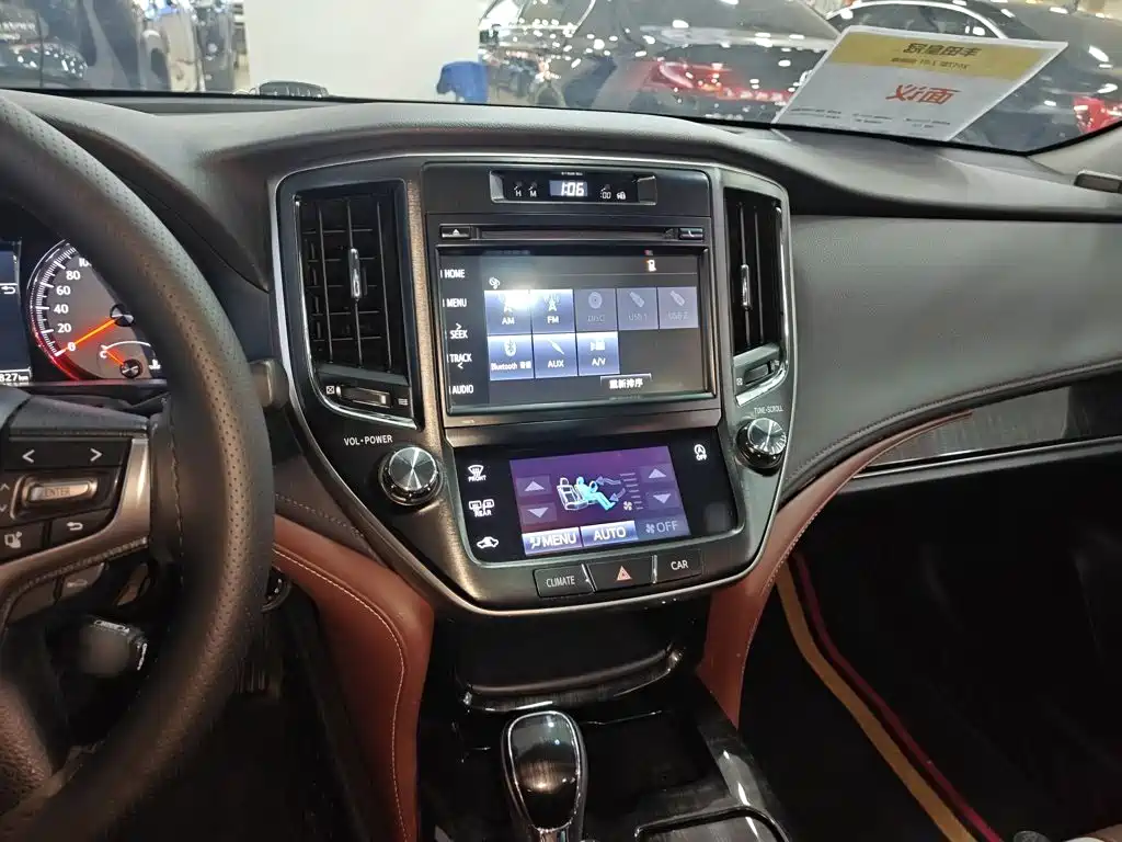Toyota Crown — миниатюра 10