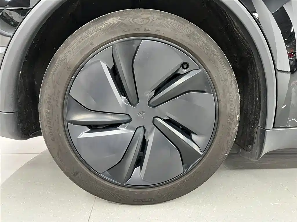 Tesla Model Y — миниатюра 14