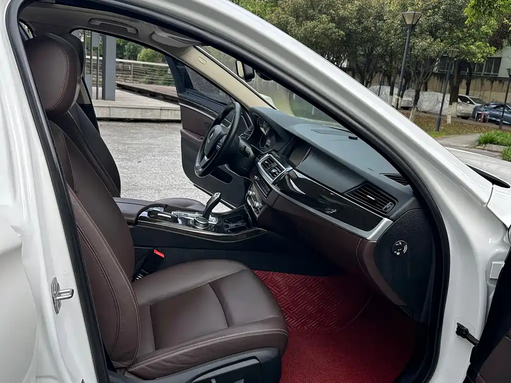 BMW 5 Series — миниатюра 13