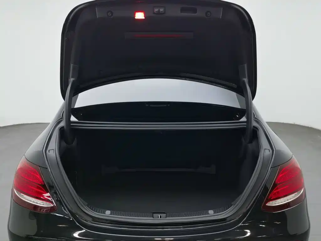 Mercedes-Benz E-Class — миниатюра 16