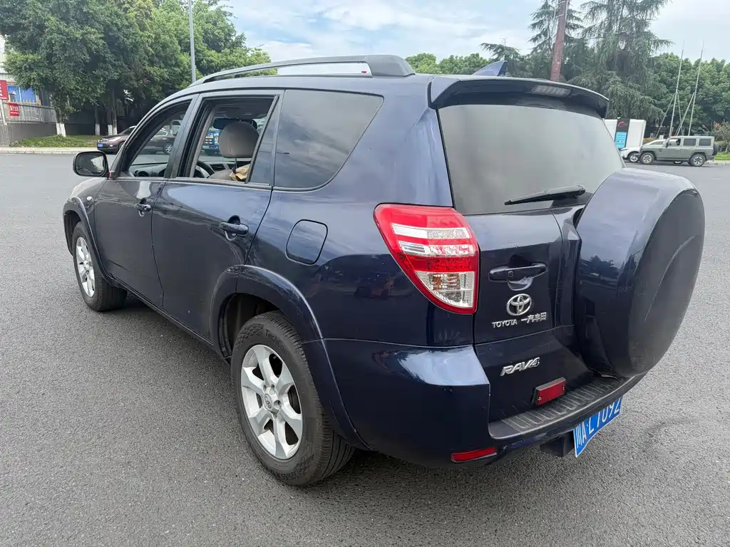 Toyota RAV4 — миниатюра 5