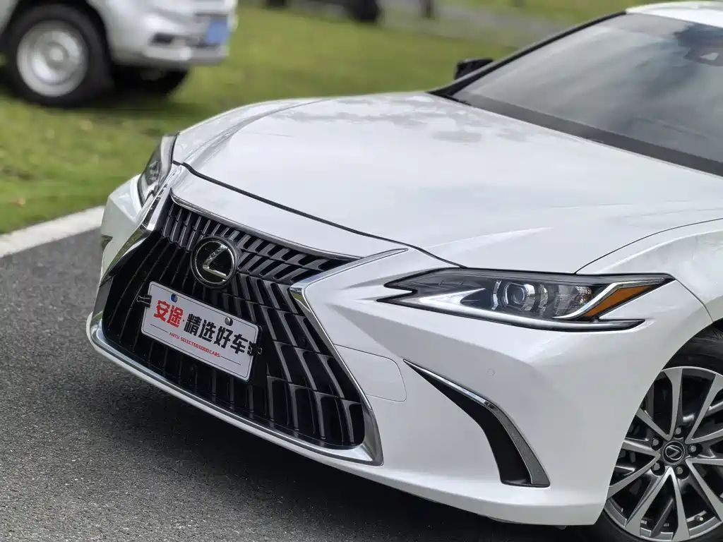 LEXUS  ES