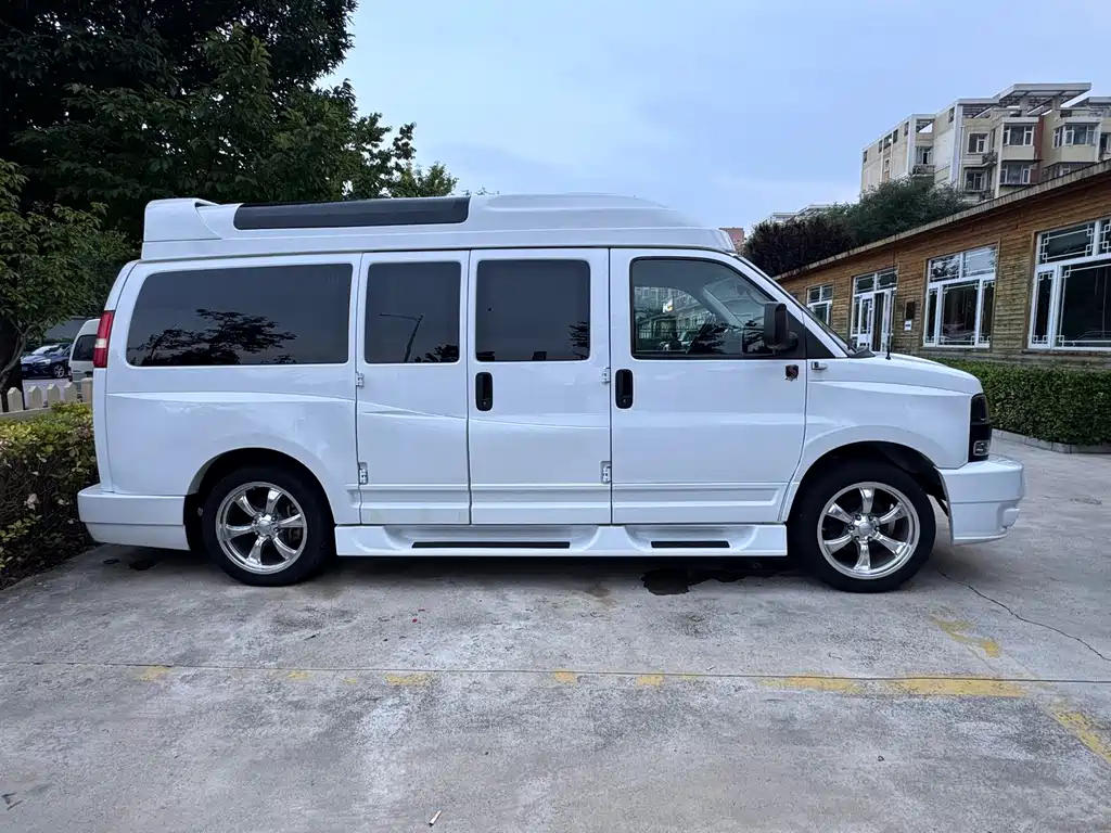 GMC Savana — миниатюра 3