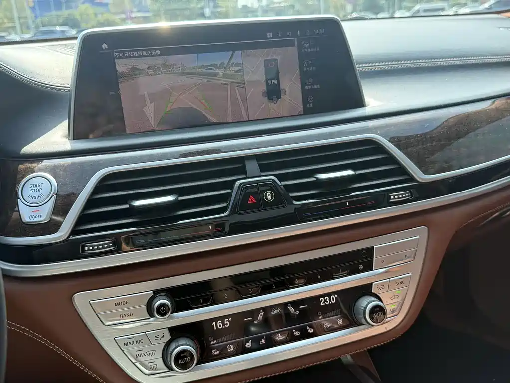 BMW 7 Series — миниатюра 13