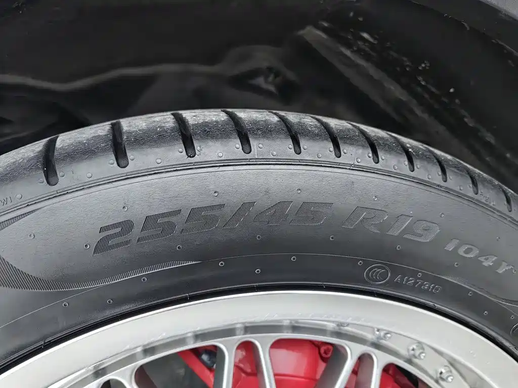 Tesla Model Y — миниатюра 24