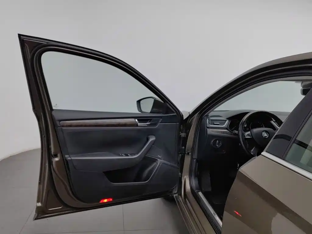 Skoda Superb — миниатюра 8