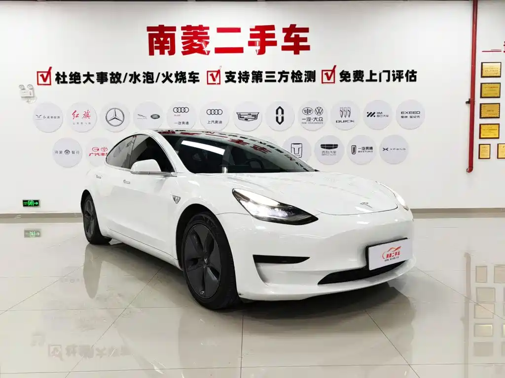 Tesla Model 3 — миниатюра 3