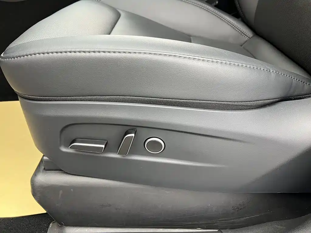 Tesla Model Y — миниатюра 39