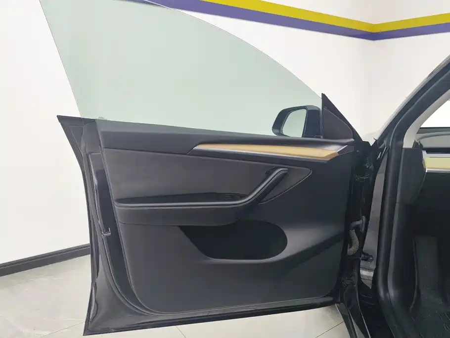 Tesla Model Y — миниатюра 7