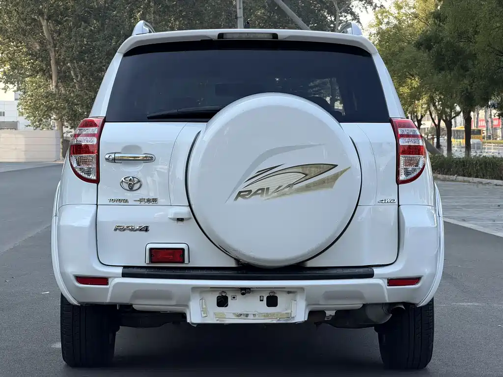 Toyota RAV4 — миниатюра 5