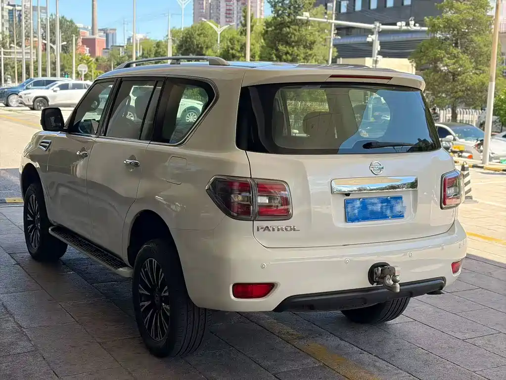 Nissan Patrol — миниатюра 5