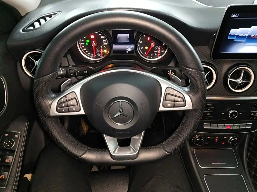 Mercedes-Benz GLA — миниатюра 11