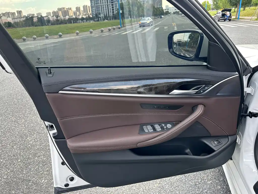 BMW 5 Series — миниатюра 13