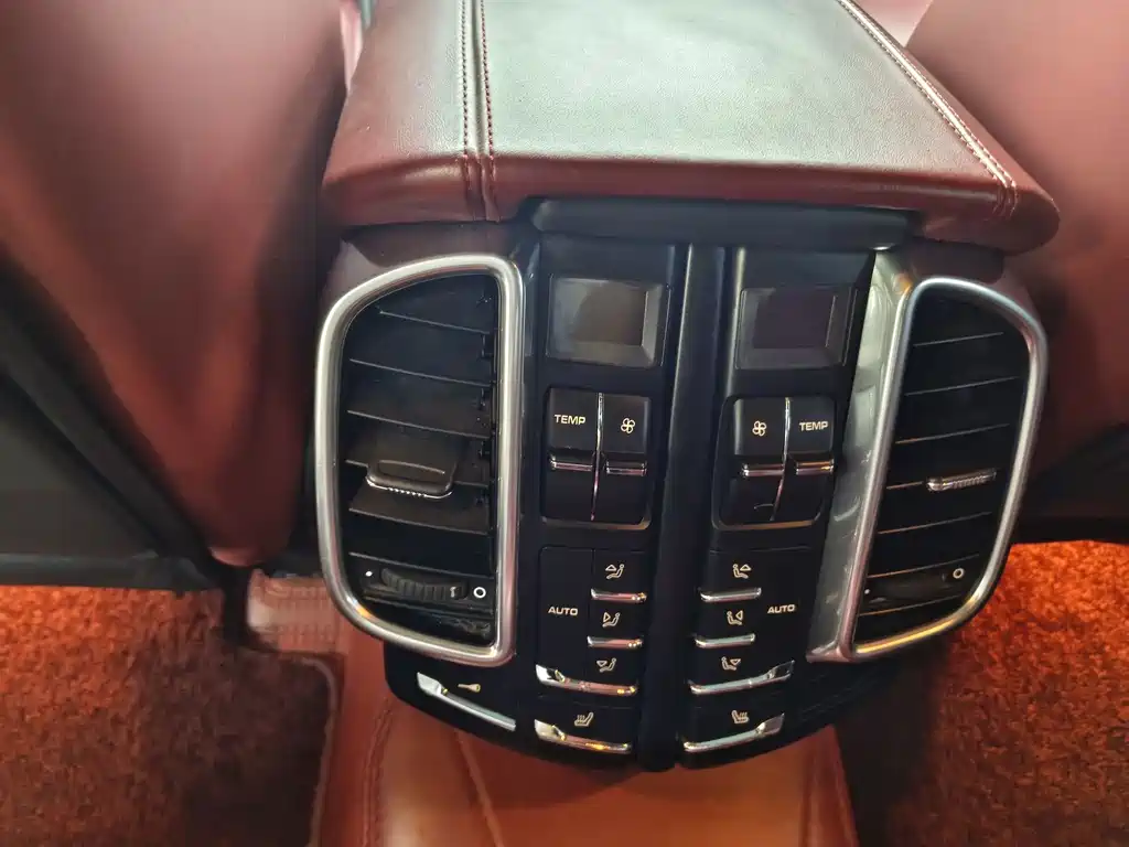 Porsche Cayenne — миниатюра 13