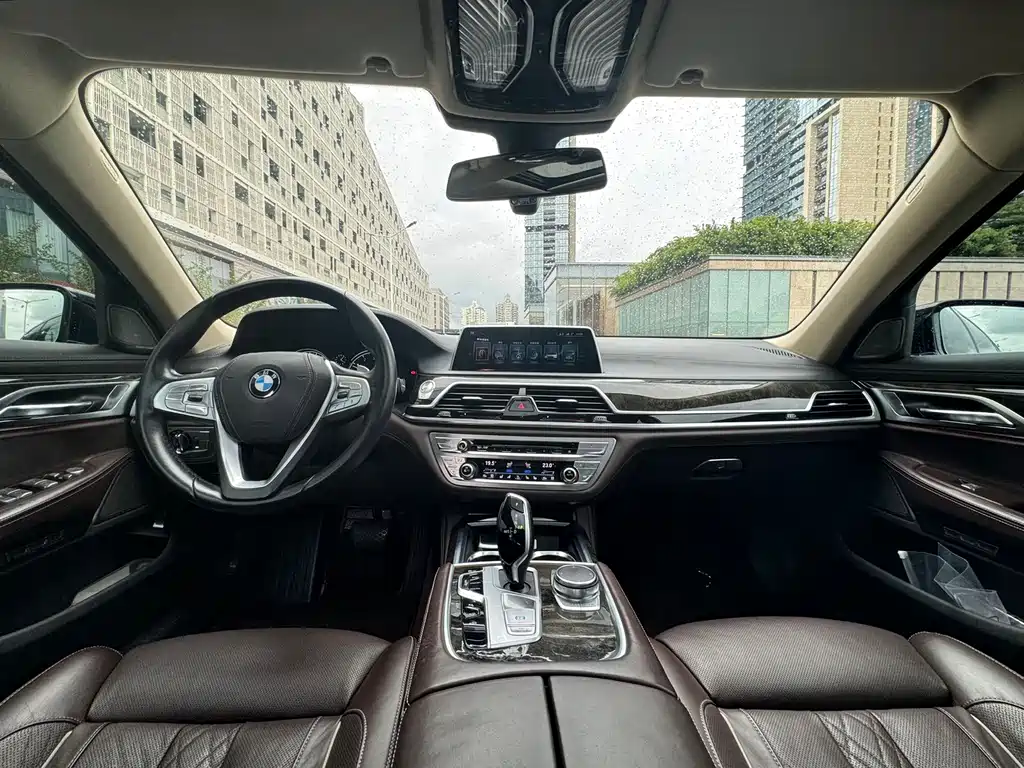 BMW 7 Series — миниатюра 12