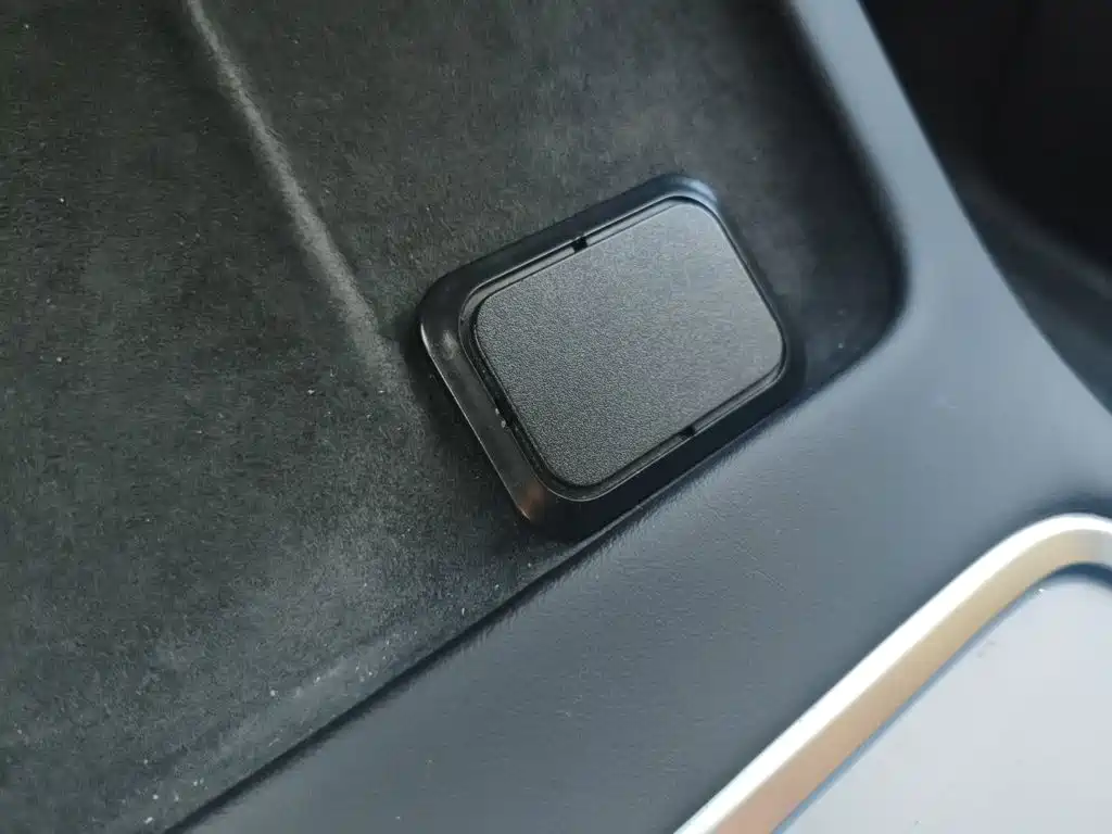 Tesla Model Y — миниатюра 9