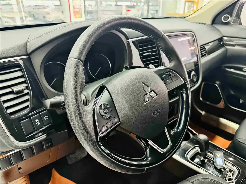 MITSUBISHI OUTLANDER