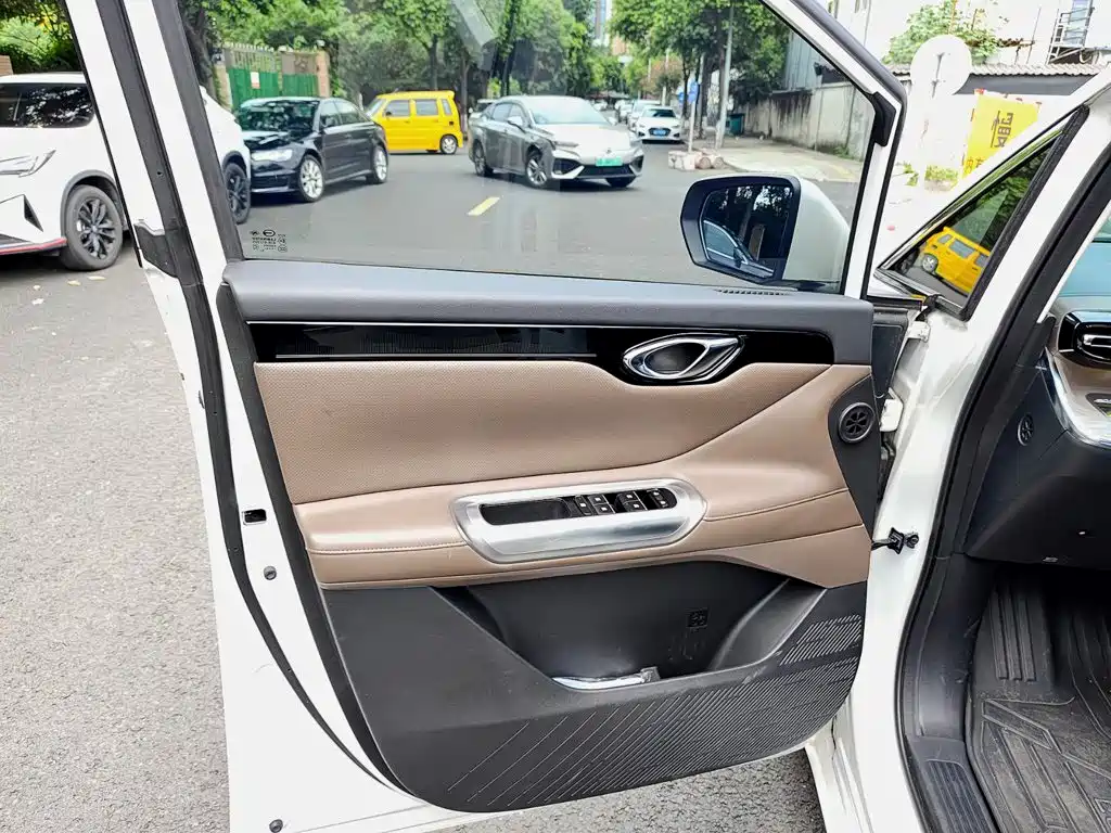 GAC Motor 传祺E8 PHEV — миниатюра 6