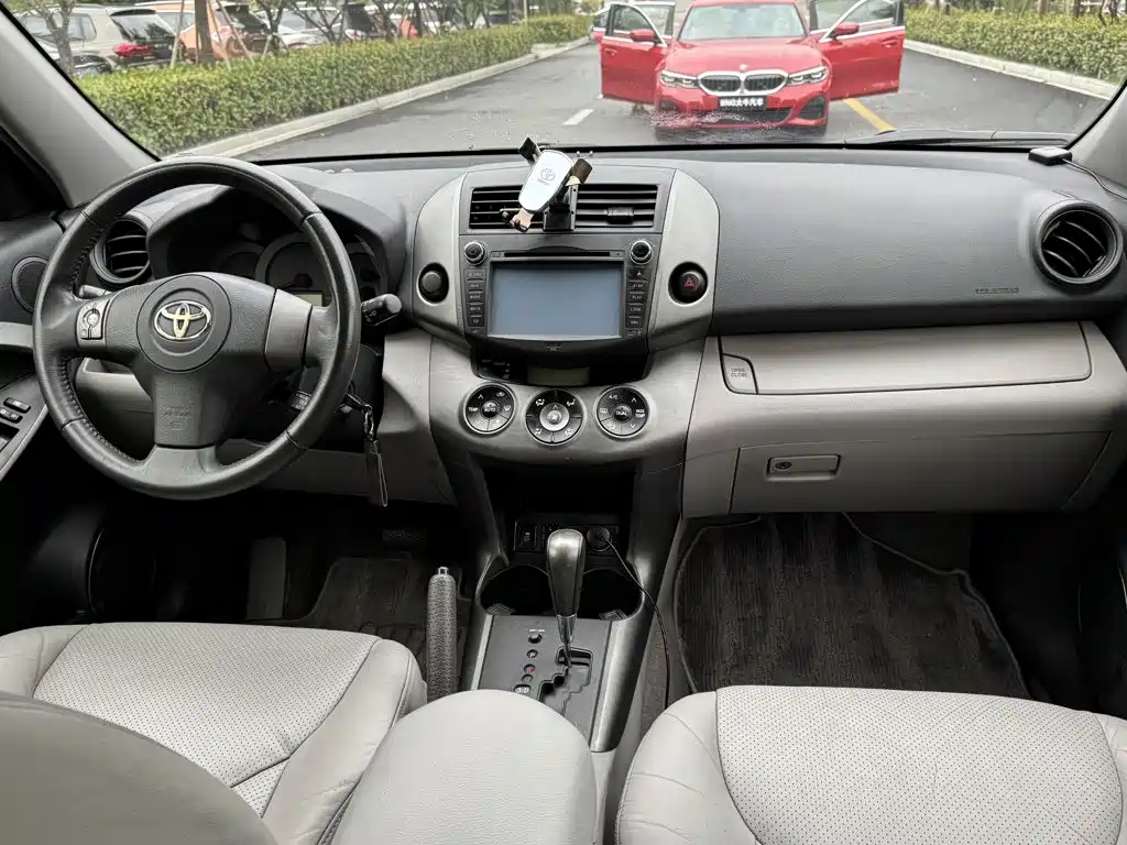 Toyota RAV4 — миниатюра 15