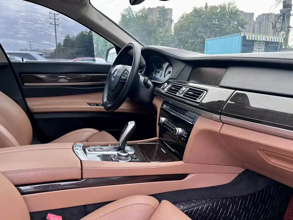 BMW 7 Series — миниатюра 16