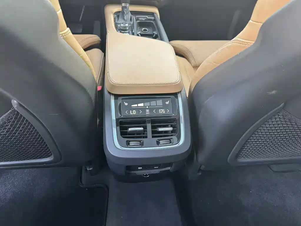 Volvo XC90 — миниатюра 18