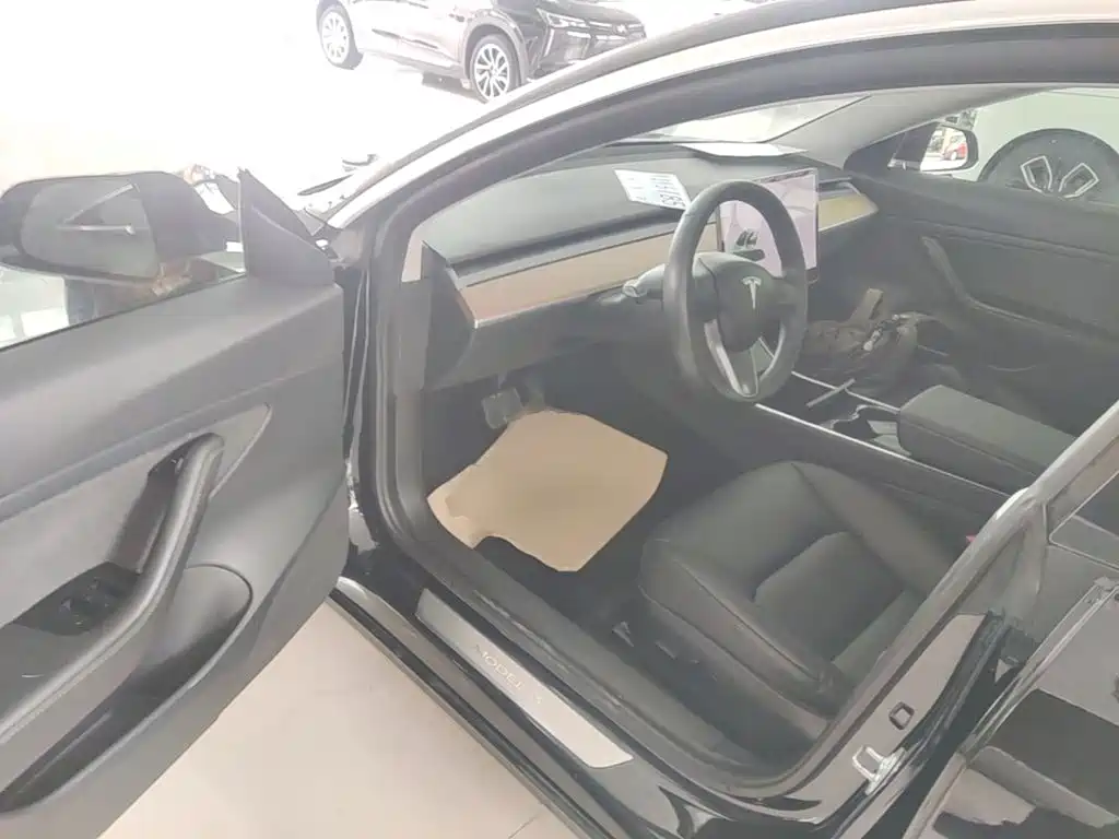 Tesla Model 3 — миниатюра 16