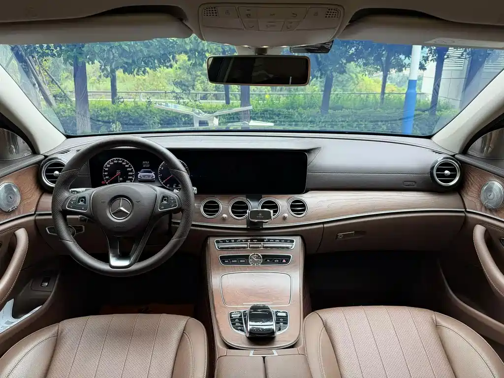 Mercedes-Benz E-Class — миниатюра 5