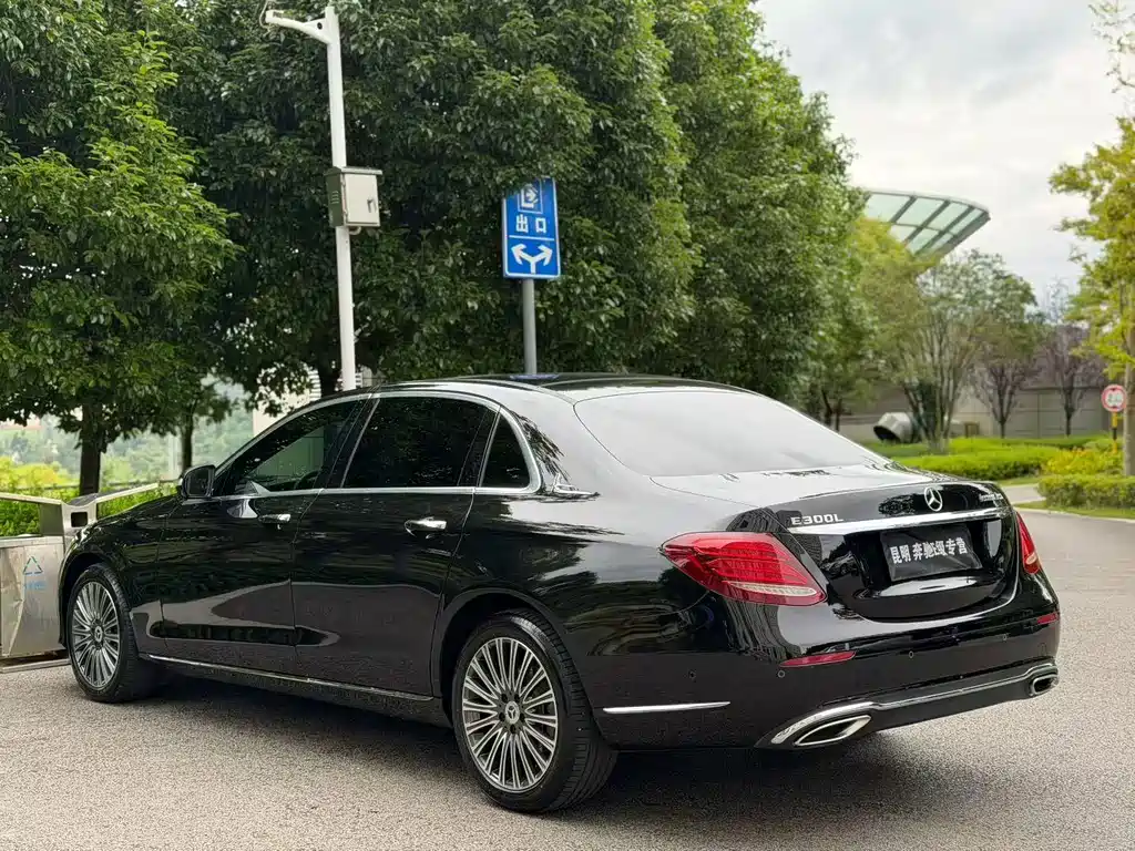 Mercedes-Benz E-Class — миниатюра 9