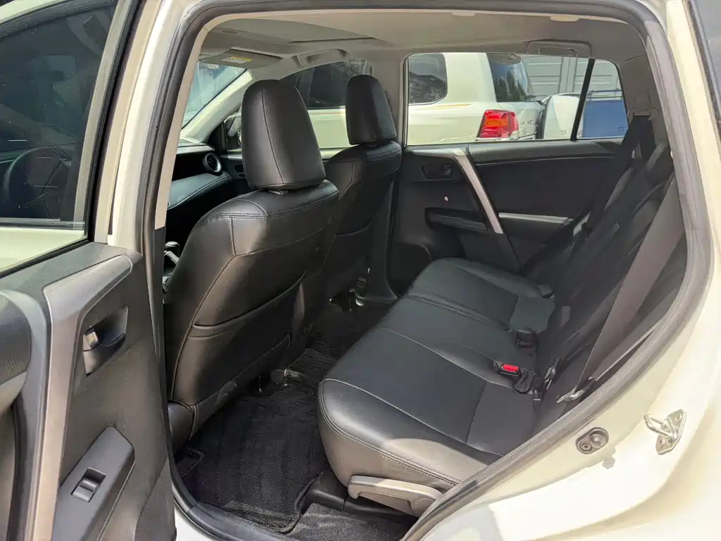 Toyota RAV4 — миниатюра 7