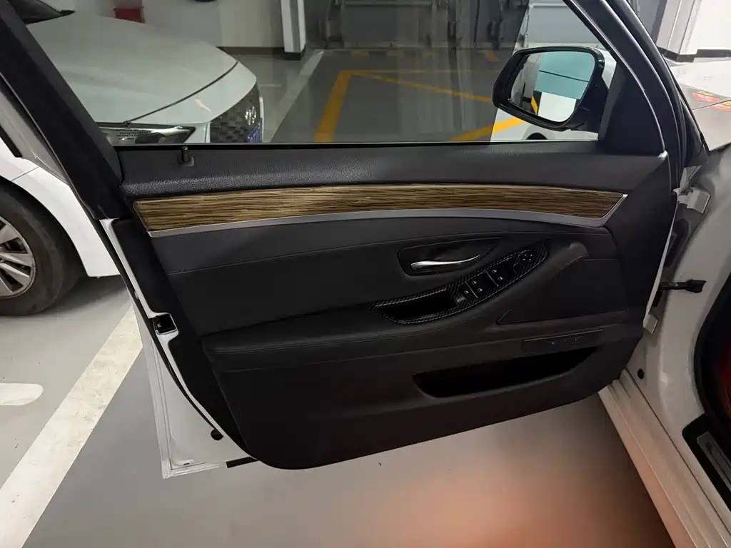 BMW 5 Series — миниатюра 13