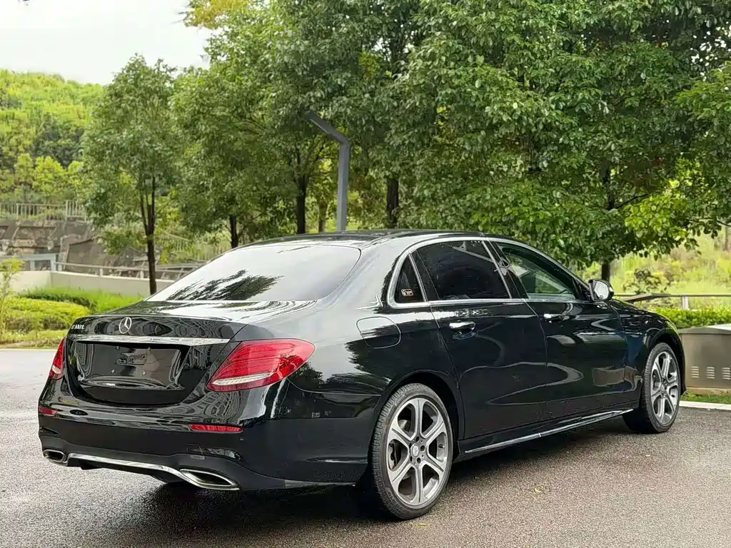 Mercedes-Benz E-Class — миниатюра 7