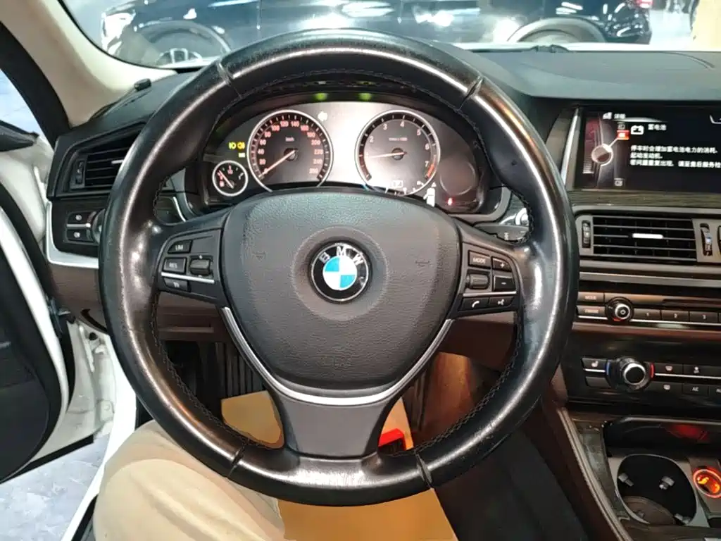 BMW 5 Series — миниатюра 11
