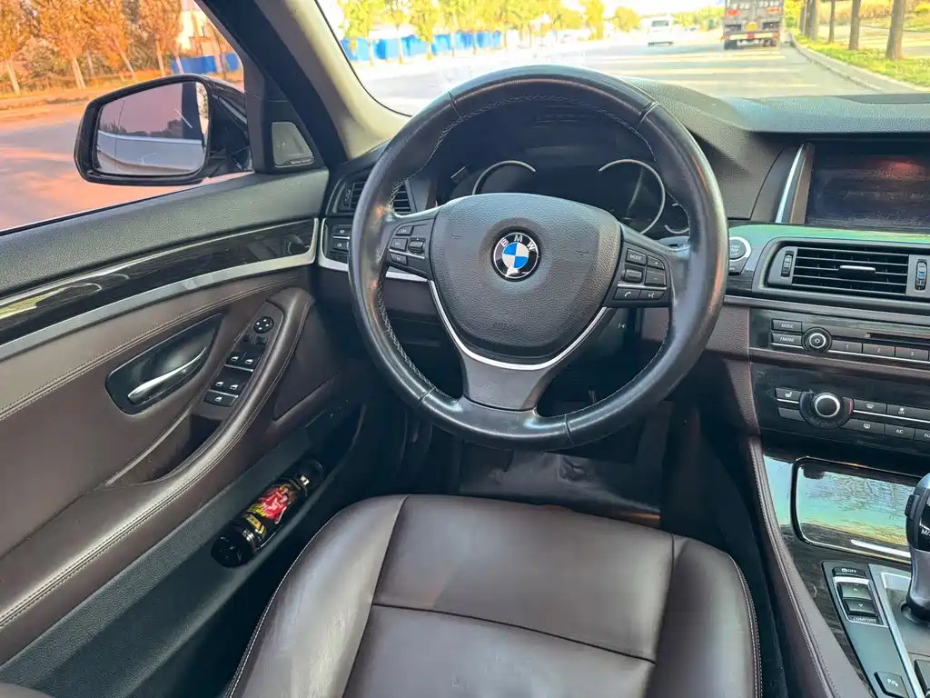 BMW 5 Series — миниатюра 13